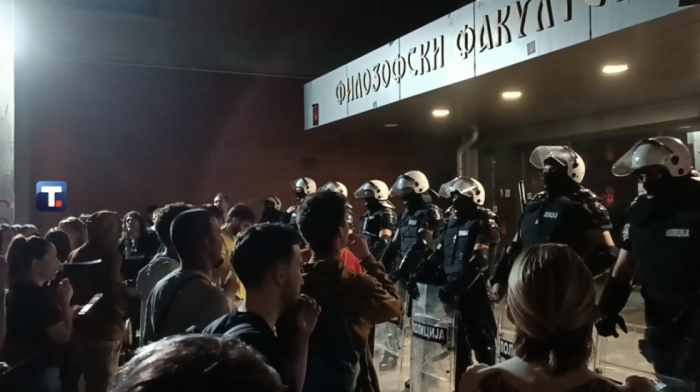Ponovo okupljanje ispred Filozofskog fakulteta u Novom Sadu, raspoređena i policija