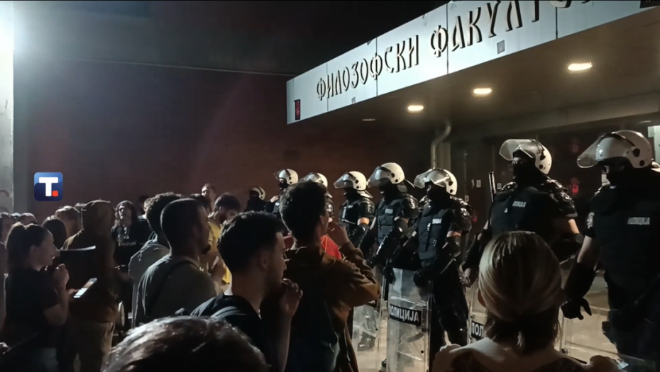 Ponovo okupljanje ispred Filozofskog fakulteta u Novom Sadu, raspoređena i policija