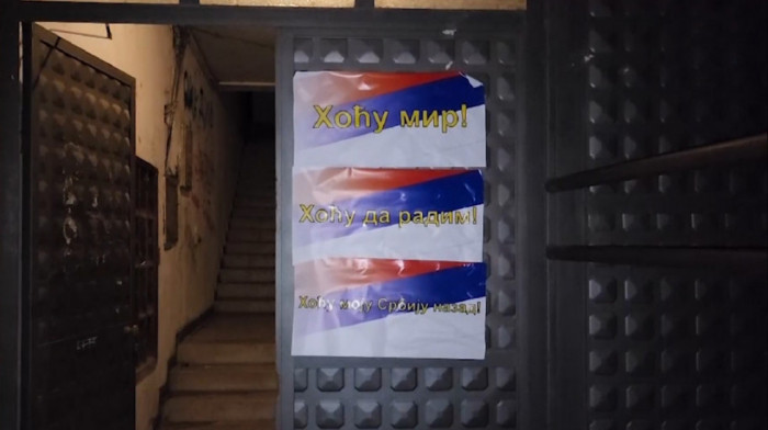 Severni deo Kosovske Mitrovice oblepljen plakatima sa srpskom trobojkom