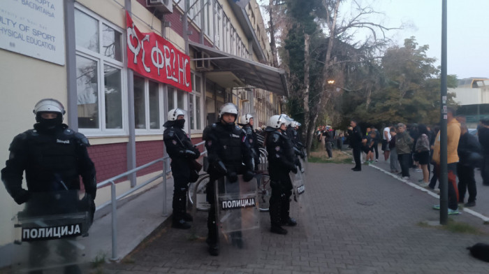 Dekan Patrik Drid ušao na DIF u Novom Sadu, policija ispred zgrade fakulteta