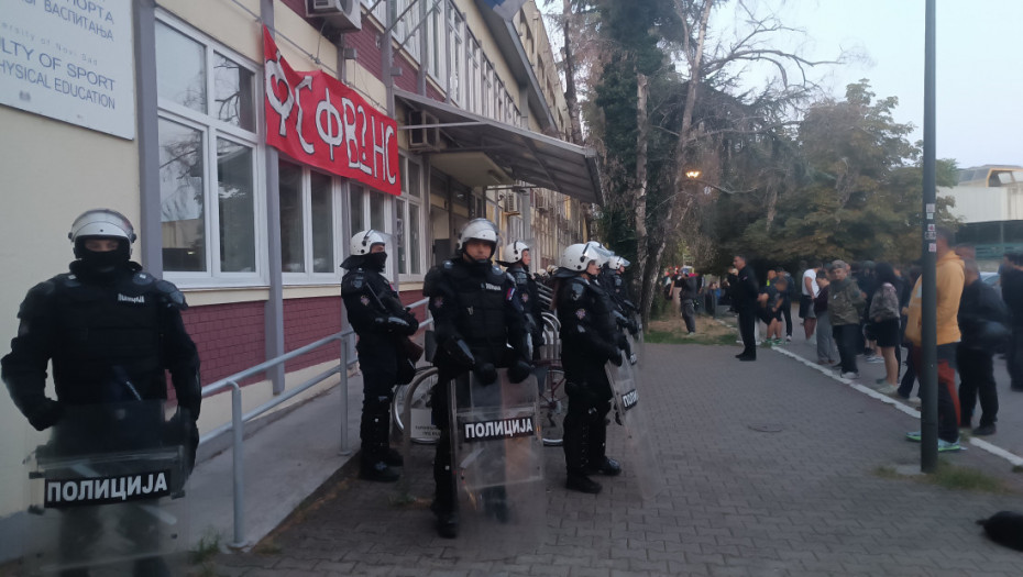 Dekan Patrik Drid ušao na DIF u Novom Sadu, policija potisnula okupljene koji su pokušali da upadnu u zgradu