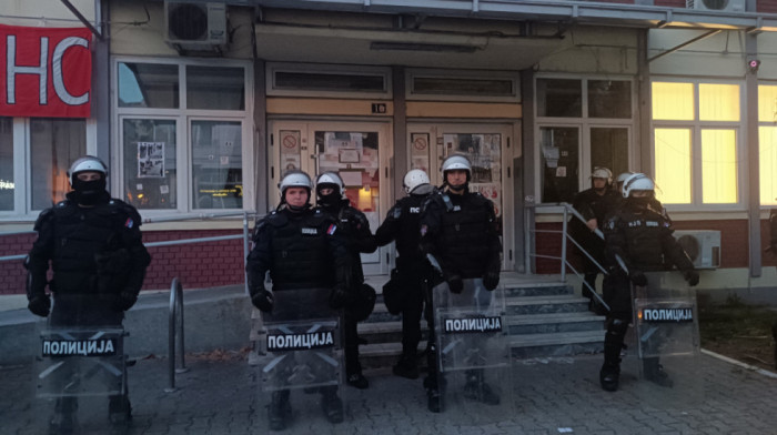 Incident u Novom Sadu: Sprečen nasilan ulazak u Fakultet sporta i fizičkog vaspitanja, policajac pogođen ciglom u glavu