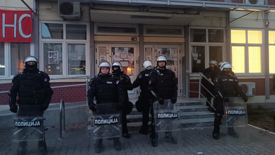 Incident u Novom Sadu: Sprečen nasilan ulazak u Fakultet sporta i fizičkog vaspitanja, policajac pogođen ciglom u glavu