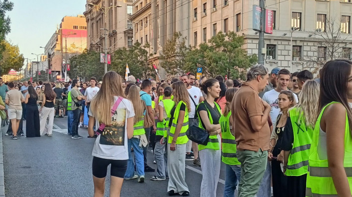 Komemorativne šetnje "Srednjoškolci pamte": Đaci u Beogradu obeležavaju 10 meseci od pada nadstrešnice u Novom Sadu