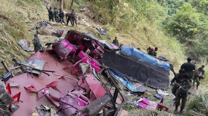 Autobus sleteo sa litice u Šri Lanki: Poginulo 15 ljudi, 16 povređeno