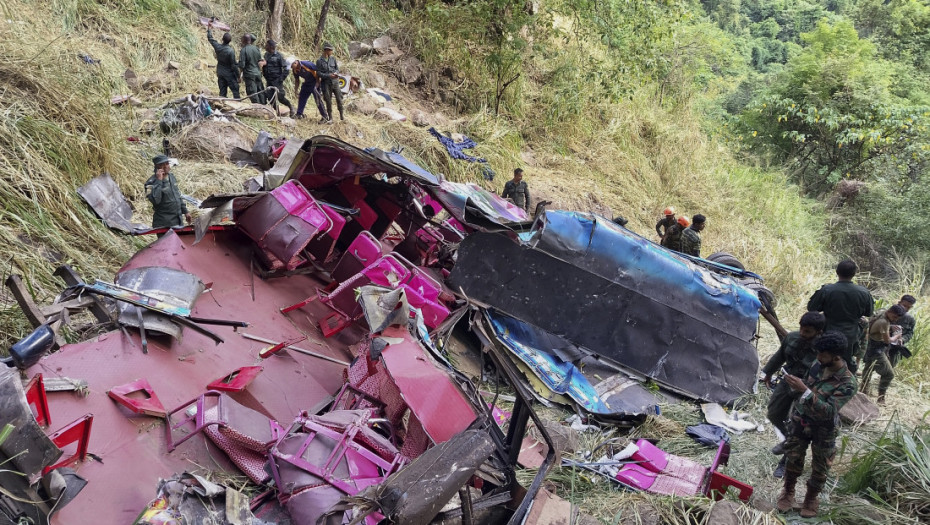 Autobus sleteo sa litice u Šri Lanki: Poginulo 15 ljudi, 16 povređeno