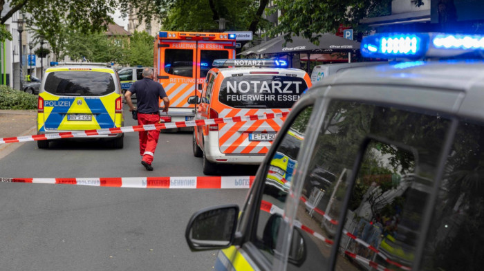 Učenik izbo profesorku u školi u Esenu: Specijalne jedinice na terenu, iznad škole kruži policijski helikopter