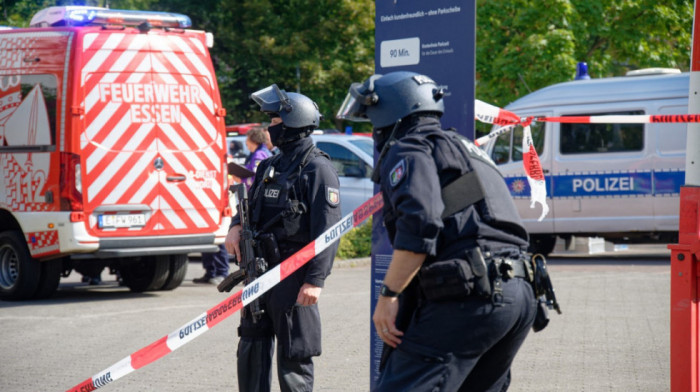 Učenik izbo profesorku u školi u Esenu, prlikom hapšenja nasrnuo je nožem i na policiju