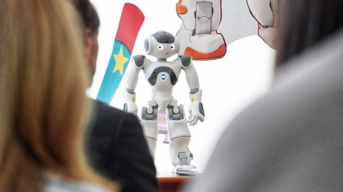 AI asistenti će pomagati nastavnicima u primeni inkluzivnog obrazovanja: 11 humanoidnih robota stiglo u Srbiju