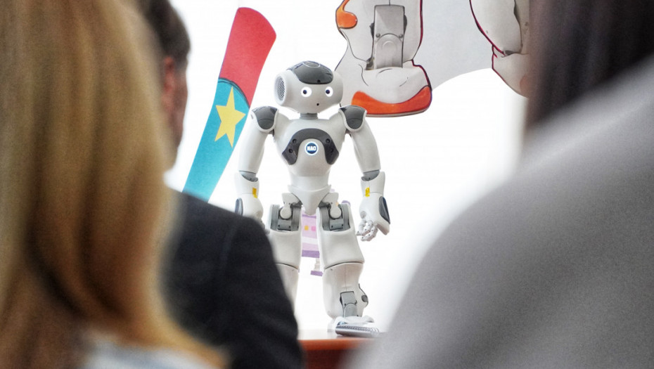 AI asistenti će pomagati nastavnicima u primeni inkluzivnog obrazovanja: 11 humanoidnih robota stiglo u Srbiju