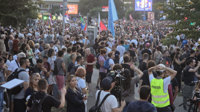Protest studenata u blokadi u Novom Sadu, ispred DIF-a pripadnici policije