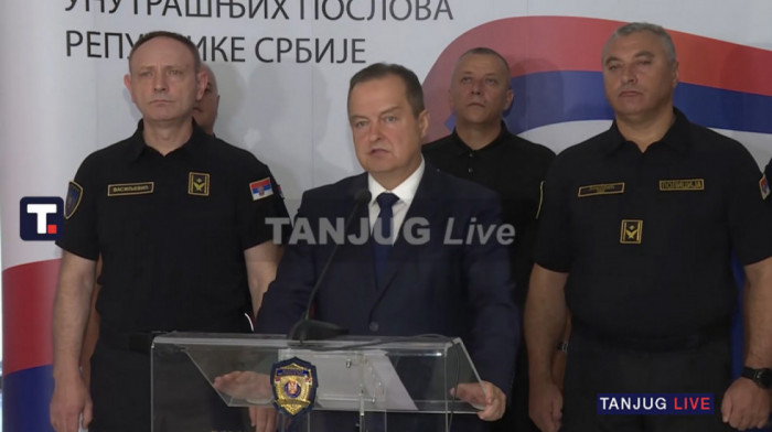 Dačić: Demonstranti u Novom Sadu policajcu oteli službeni pištolj