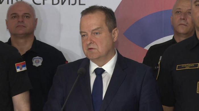 Dačić: Demonstranti u Novom Sadu oteli službeni pištolj policajcu