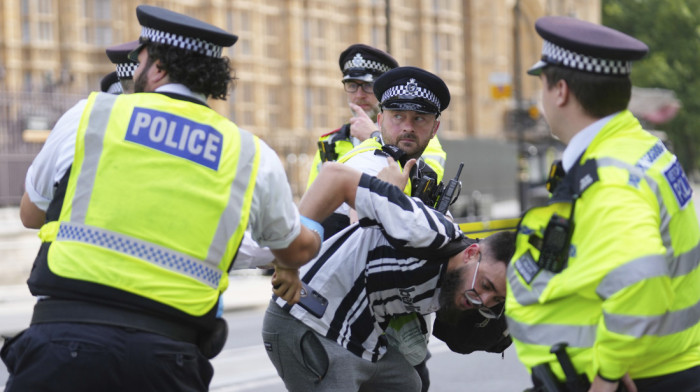 Policija u Londonu hapsila na protestu u znak podrške organizaciji Palestajn ekšen-sprečen sukob sa kontrademonstrantima