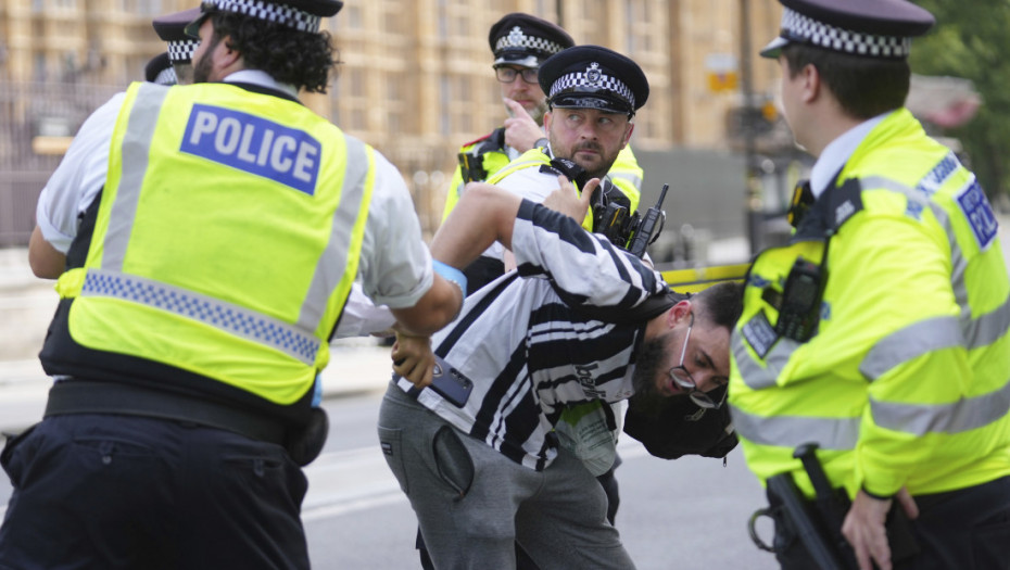 Policija u Londonu hapsila na protestu u znak podrške organizaciji Palestajn ekšen-sprečen sukob sa kontrademonstrantima