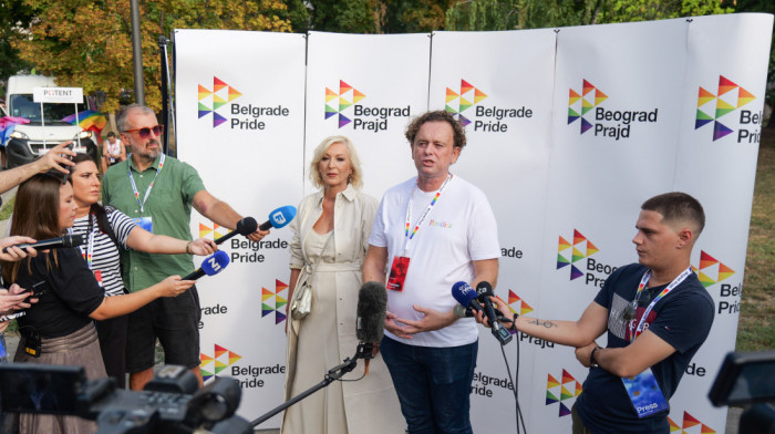 Počela Prajd šetnja u Beogradu: Park Manjež okićen zastavama duginih boja