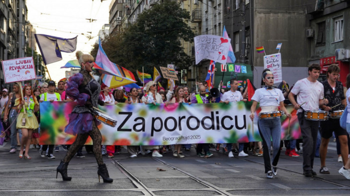 Počela Prajd šetnja u Beogradu: Park Manjež okićen zastavama duginih boja