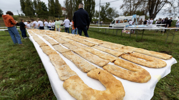 U selu Jaškovo kod Ozlja ispečena najduža štrudla na svetu: Utrošeno više od dve tone brašna i jabuka