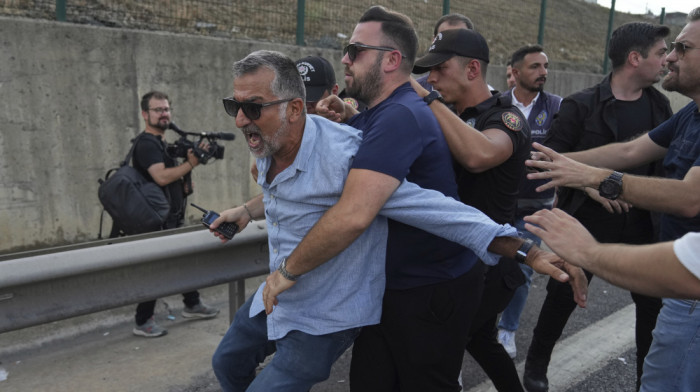 Pristalice glavne turske opozicione stranke protestovale u Istanbulu uprkos zabrani okupljanja, bačen suzavac