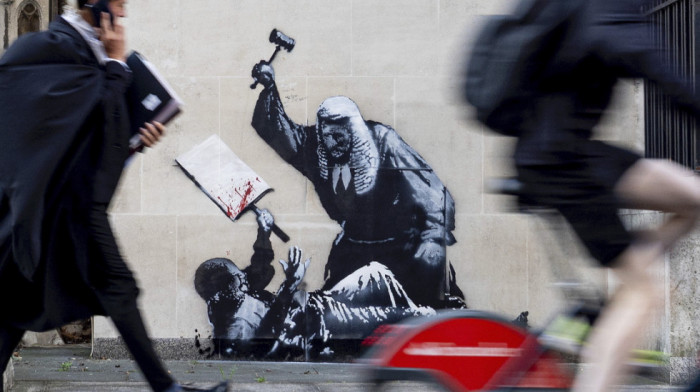 Benksi naslikao mural na zidu zgrade Kraljevskog suda pravde u centru Londona