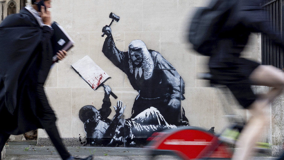 Benksi naslikao mural na zidu zgrade Kraljevskog suda pravde u centru Londona