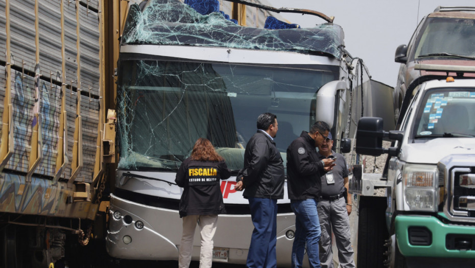 Teška nesreća u Meksiku: Voz udario autobus na pružnom prelazu, poginulo najmanje 10 osoba, više od 60 povređenih