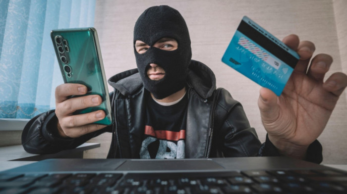 Čuvena piramidalna "Ponzi šema" hara Srbijom: Stotine građana prevareno za milione na internetu - kako se zaštititi