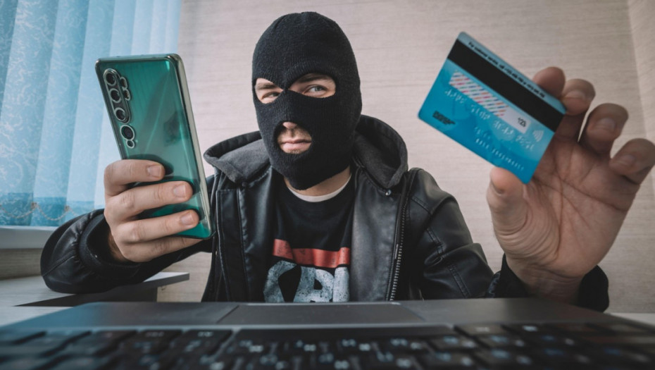 Čuvena piramidalna "Ponzi šema" hara Srbijom: Stotine građana prevareno za milione na internetu - kako se zaštititi