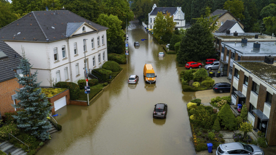 Poplave u Severnoj Rajni-Vestfaliji: Ljudi se evakuišu i sklanjaju na gornje spratove, automobili zaglavljeni u vodi