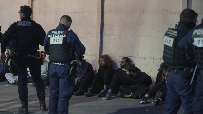 Sukobi na ulicama Pariza: Francuska policija bacila suzavac kod vrtića "Marise Hils" u Parizu? (VIDEO)