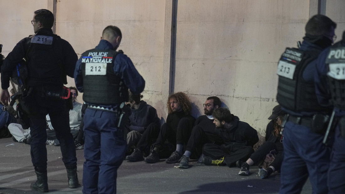 Sukobi na ulicama Pariza: Francuska policija bacila suzavac kod vrtića "Marise Hils" u Parizu? (VIDEO)