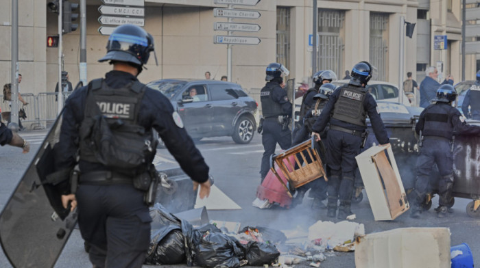 "Drugi korak spalite matinjon kao u Nepalu": Sukobi demonstranata i policije u Francuskoj (FOTO)