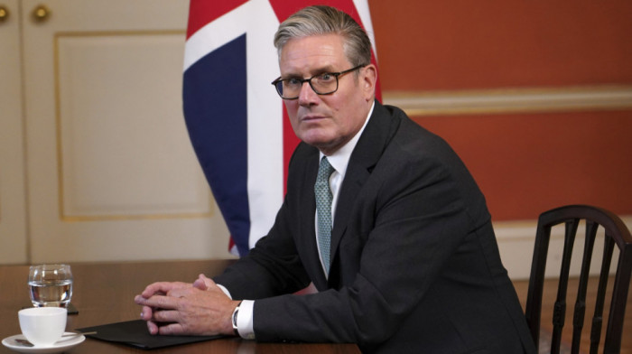 Starmer: Građani mogu mirno da protestuju, ali napadi na policiju nisu dozvoljeni