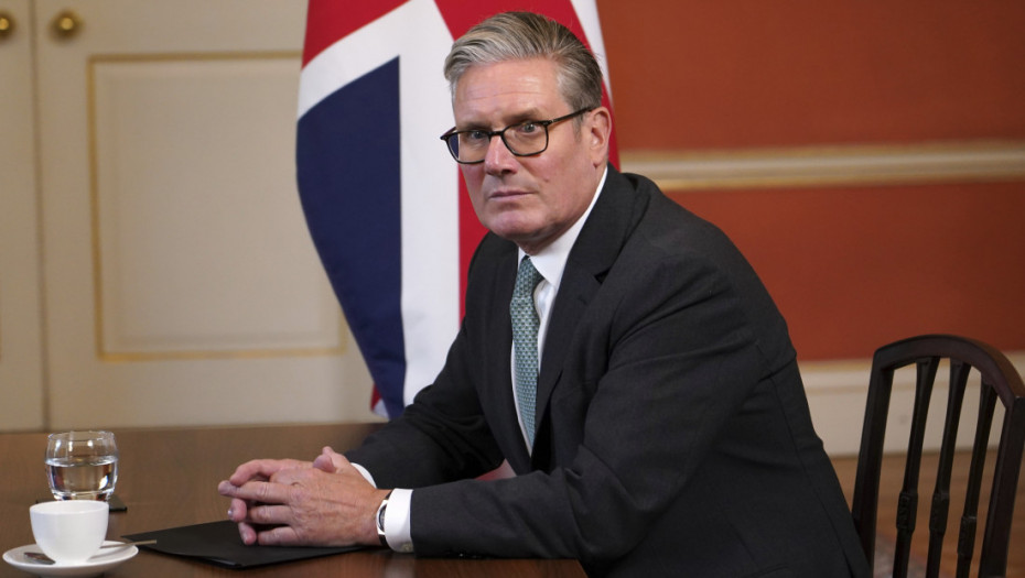 Starmer: Građani mogu mirno da protestuju, ali napadi na policiju nisu dozvoljeni