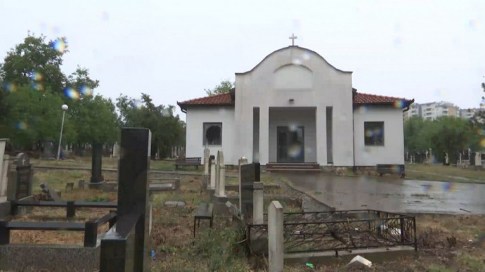 Kapela na groblju u Prištini ponovo na meti vandala: Stakla razbijena, vrata obijena