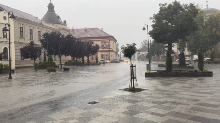 Nevreme pogodilo Čačak: Jaka kiša i olujni vetar "potopili" centar grada (VIDEO)