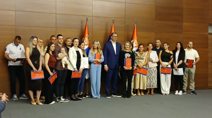 Vučić uručuje ugovore o radu zdravstvenim radnicima iz dijaspore koji se vraćaju u Srbiju