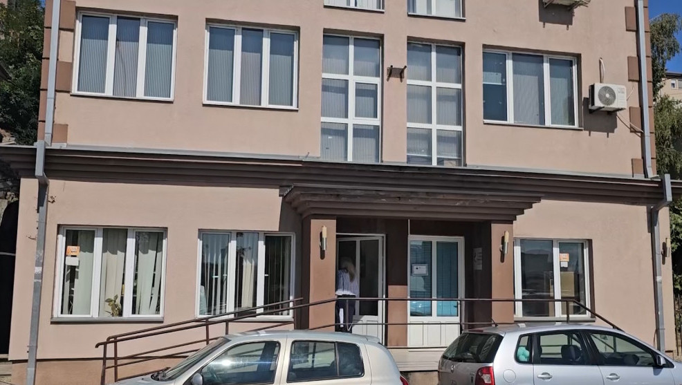 Kosovska policija ušla u prostorije RFZO i PIO fonda u Severnoj Mitrovici, Petković: Udar na srpski zdravstveni sistem