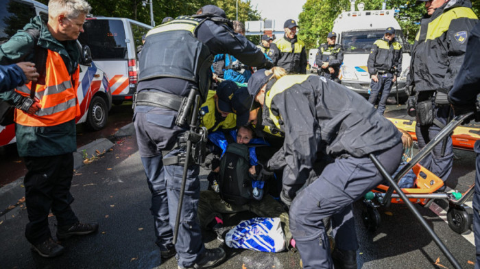 Holandska policija uhapsila više desetina klimatskih aktivista nakon blokade autoputa u Hagu