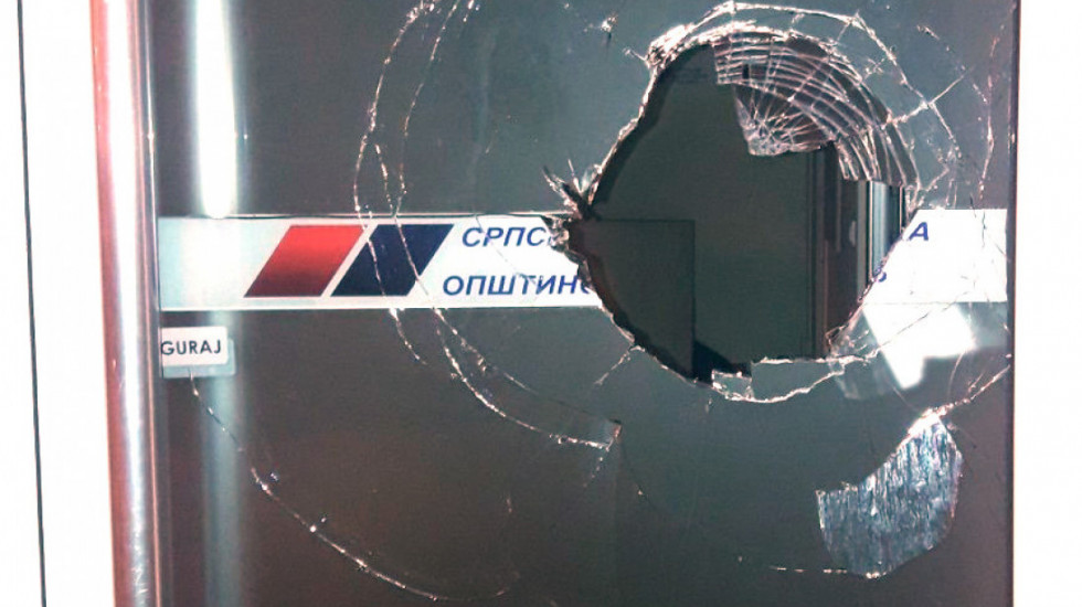 Slomljena stakla na prostorijama GO SNS u Kragujevcu, počinioci privedeni