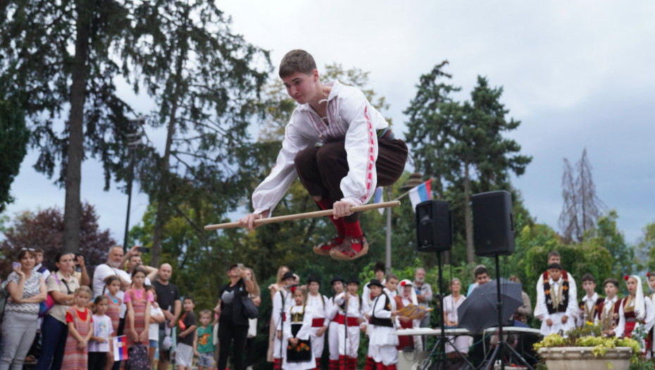 Dan tradicije obeležen na Kalemegdanu: Defile u narodnim nošnjama i muzičko-scenski program (FOTO)