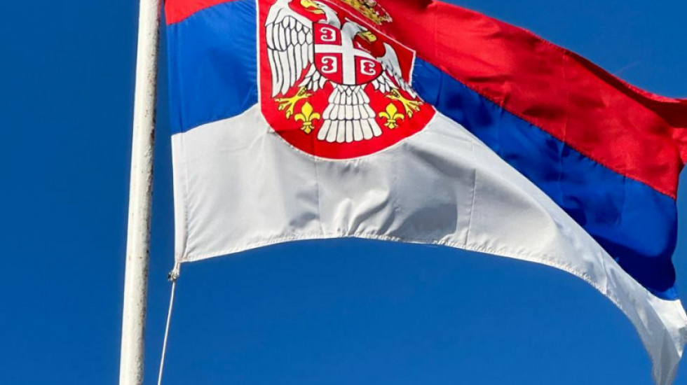 Na mostu Bratoljub preko reke Drine spojene zastave Srpske i Srbije
