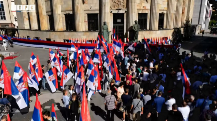 Ispred Palate Republike u Banjaluci razvijena trobojka duga 120 metara