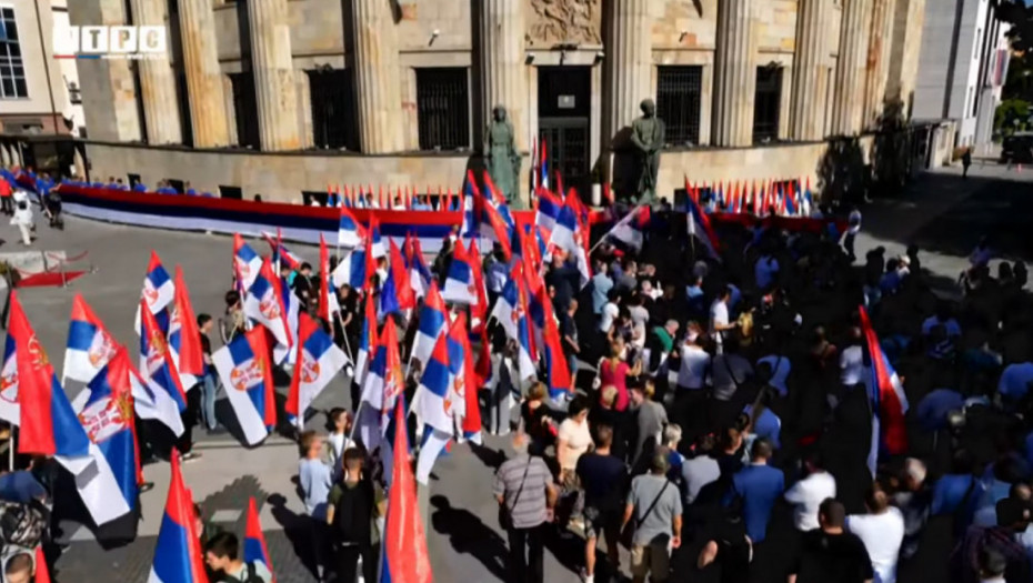 Ispred Palate Republike u Banjaluci razvijena trobojka duga 120 metara