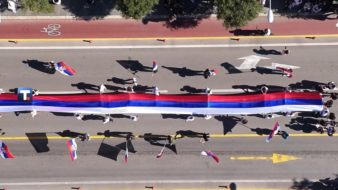 Ispred Palate Republike u Banjaluci razvijena trobojka duga 120 metara