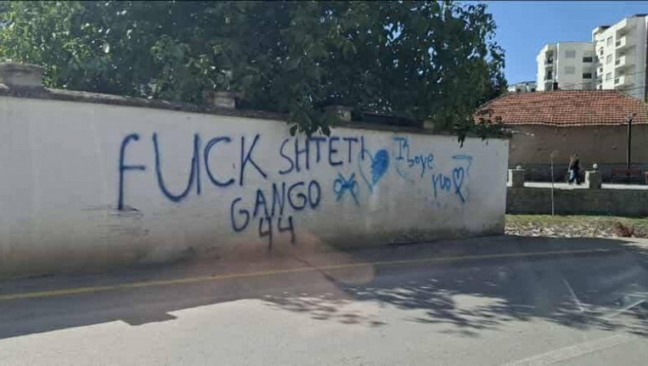 Pogrdni grafiti usmereni protiv Srba ispisani na zidu dvorišta crkve u Kosovskoj Vitini