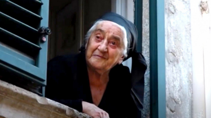 "Poslednja kraljica Skane": Kako je 95-godišnja žena u narodnoj nošnji postala turistička atrakcija u Italiji