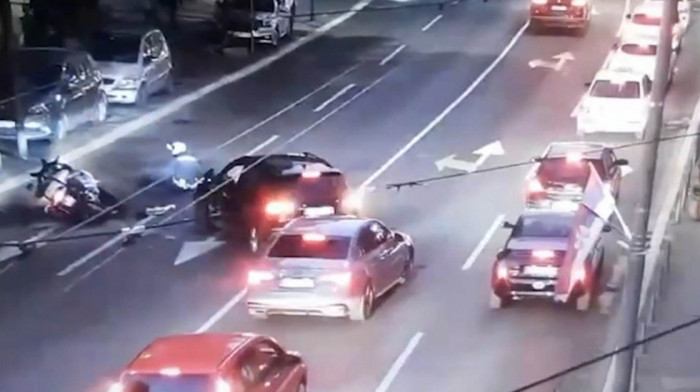 Saobraćajna nezgoda u Takovskoj: Vozač televizije N1 udario policajca na motoru, uviđaj u toku (VIDEO)