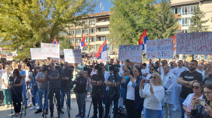 Zdravstveni radnici protestovali zbog upada kosovske policije u KBC Kosovska Mitrovica i Dom zdravlja