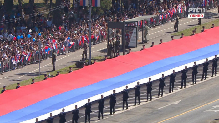 Počinje vojna parada "Snaga jedinstva", razvijena zastava duga 300 metara (FOTO)